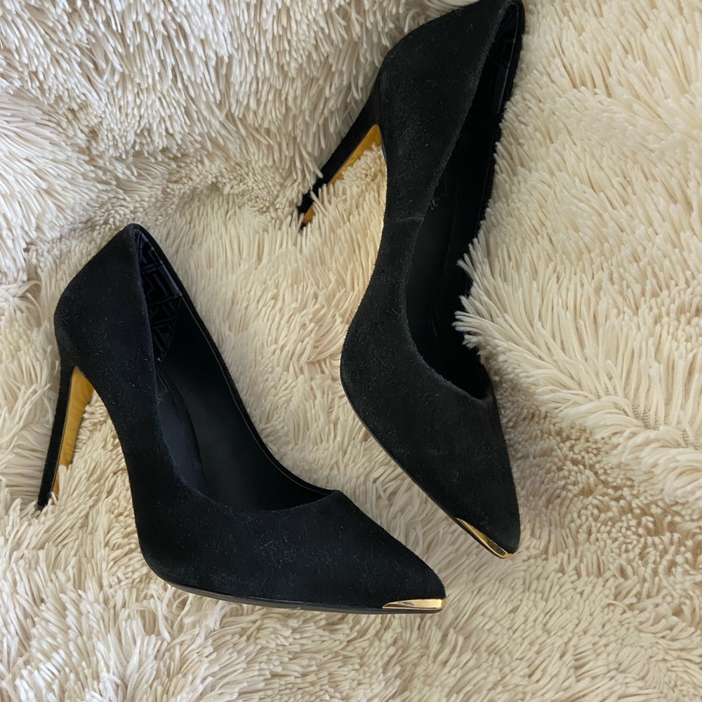 Ted Baker Black Pointy Heels W/ Gold Accent Size 6